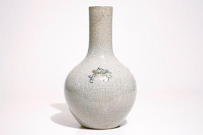 Un vase de forme bouteille tianqiuping en porcelaine de Chine craquel&eacute; &agrave; d&eacute;cor d'antiquit&eacute;s, 19&egrave;me