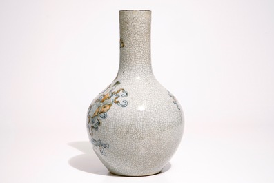 Un vase de forme bouteille tianqiuping en porcelaine de Chine craquel&eacute; &agrave; d&eacute;cor d'antiquit&eacute;s, 19&egrave;me