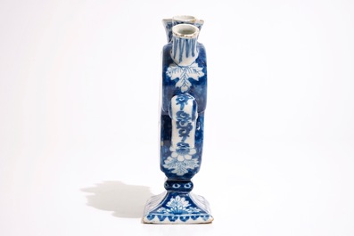 Une tulipi&egrave;re en forme de coeur en fa&iuml;ence de Delft bleu et blanc, 18&egrave;me