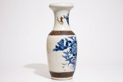 Een Chinese blauw-witte op craquel&eacute; ondergrond Nanking vaas, 19e eeuw