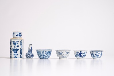 Een gevarieerd lot blauw-wit Chinees porselein, Kangxi/Qianlong