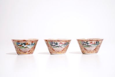 Trois tasses et soucoupes en porcelaine de Chine famille rose aux d&eacute;cors de coqs, Yongzheng/Qianlong