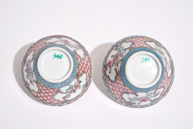 Une paire de tasses et soucoupes en porcelaine de Chine famille rose &agrave; d&eacute;cor d'un chat et paniers fleuris, Yongzheng