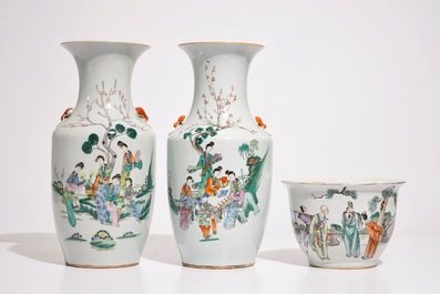 Vier Chinese famille rose vazen en een qianjiang cai bloempot, 19/20e eeuw