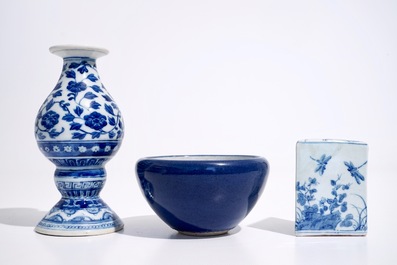 Un vase d'autel en porcelaine de Chine bleu et blanc, marque de Qianlong, un cachet triangulaire et un bol monochrome, 19/20&egrave;me