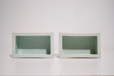 Une paire de jardini&egrave;res rectangulaires en porcelaine de Chine c&eacute;ladon monochrome &agrave; d&eacute;cor en relief, marque de Yongzheng, 19&egrave;me