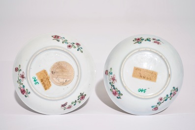 Une paire de tasses et soucoupes en porcelaine de Chine famille rose &agrave; d&eacute;cor d'un chat et paniers fleuris, Yongzheng