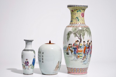 Deux vases en porcelaine de Chine famille rose, un pot &agrave; gingembre et une assiette, 19/20&egrave;me