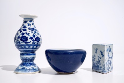 Un vase d'autel en porcelaine de Chine bleu et blanc, marque de Qianlong, un cachet triangulaire et un bol monochrome, 19/20&egrave;me