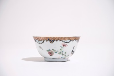 Une tasse et soucoupe en porcelaine de Chine famille rose et grisaille &agrave; d&eacute;cor de grues, Yongzheng