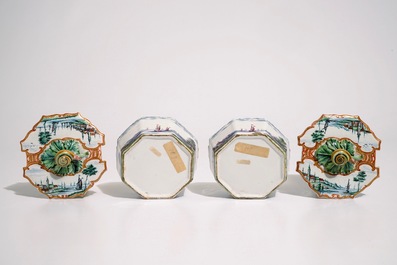 Een fraai paar Delftse polychrome petit feu botervloten met slakken als dekselknoppen, 18e eeuw