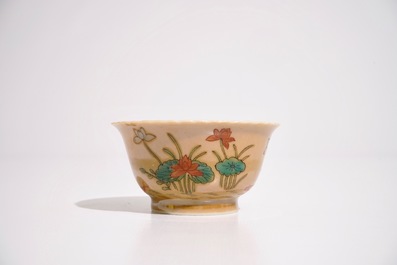 Une tasse et soucoupe en porcelaine de Chine famille verte sur fond caf&eacute; au lait, Kangxi, et un support de th&eacute;i&egrave;re famille rose, Yongzheng