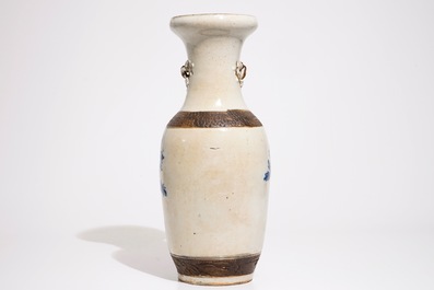 Une vase en porcelaine de Chine bleu et blanc sur fond craquel&eacute;, dit &quot;de Nankin&quot;, 19&egrave;me