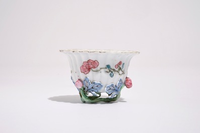 Une tasse et soucoupe en porcelaine de Chine famille rose &agrave; d&eacute;cor en relief, Yongzheng