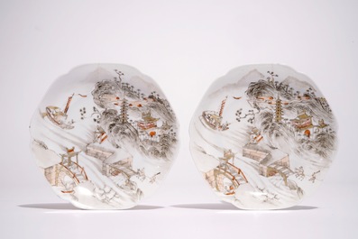 Deux tasses et une soucoupe en porcelaine de Chine coquille d'oeuf grisaille et rouge de fer, Yongzheng