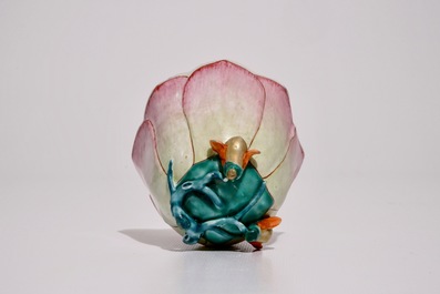 Une grande tasse et soucoupe en porcelaine de Chine famille rose en forme de lotus, Yongzheng