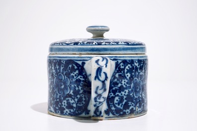 A Dutch Delft blue and white butter tub and cover and a small fluted plate, 18th C.