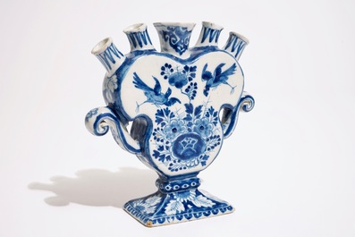 Een blauw-witte Delftse hartvormige tulpenvaas, 18e eeuw