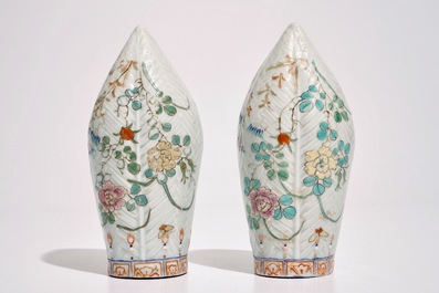Une paire de vases d'applique en porcelaine de Chine famille rose, 18/19&egrave;me