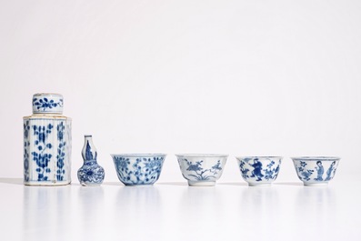 Een gevarieerd lot blauw-wit Chinees porselein, Kangxi/Qianlong