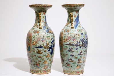Une paire de vases en porcelaine de Chine famille rose sur fond c&eacute;ladon, Canton, 19&egrave;me