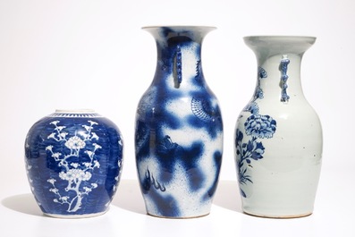 Een Chinese blauw-witte drakenvaas, een florale vaas en een gemberpot, 19e eeuw