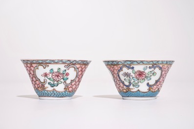 Une paire de tasses et soucoupes en porcelaine de Chine famille rose &agrave; d&eacute;cor d'un chat et paniers fleuris, Yongzheng