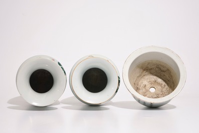 Quatre vases en porcelaine de Chine famille rose et un pot qianjiang cai, 19/20&egrave;me