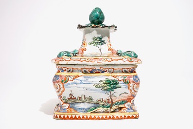 Een polychrome petit feu Delftse tabaksdoos met fijne landschapsdecors, 18e eeuw