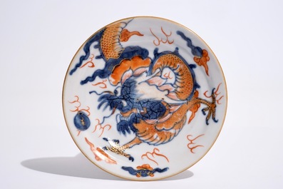 A Chinese Imari-style covered cup and saucer with dragons, Kangxi