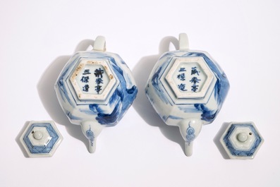 Een paar Japanse Arita miniatuur blauw-witte theepotten met landschapsdecor, Edo, 17e eeuw