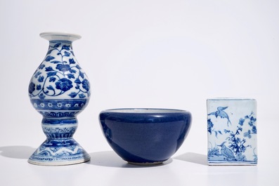 Un vase d'autel en porcelaine de Chine bleu et blanc, marque de Qianlong, un cachet triangulaire et un bol monochrome, 19/20&egrave;me