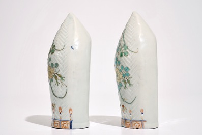 Une paire de vases d'applique en porcelaine de Chine famille rose, 18/19&egrave;me