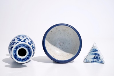 Un vase d'autel en porcelaine de Chine bleu et blanc, marque de Qianlong, un cachet triangulaire et un bol monochrome, 19/20&egrave;me