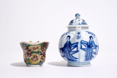 Een blauw-witte Chinese theepot met lange Lijzen en een verte biscuit libatie beker, Kangxi