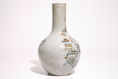 Een Chinese tianqiuping craquel&eacute; vaas met antiquiteitendecor, 19e eeuw