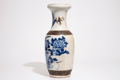 A Chinese Nanking blue and white on crackle ground vase, 19th C.