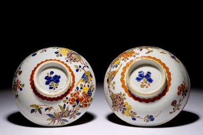 Une paire de bols et couvercles en fa&iuml;ence de Delft polychrome, d&eacute;but du 18&egrave;me