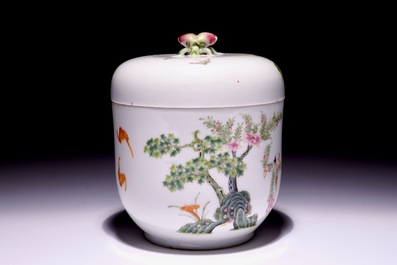 Une bo&icirc;te couverte &agrave; prise en forme de p&ecirc;che en porcelaine de Chine famille rose, marque et &eacute;poque de Guangxu