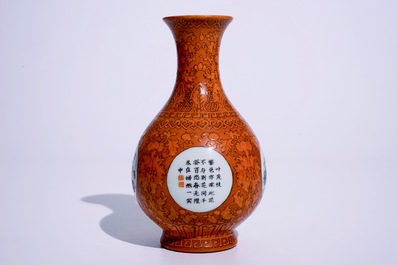 Een Chinese yuhuchunping vaas met famille rose decor op oranje fondkleur, 20e eeuw