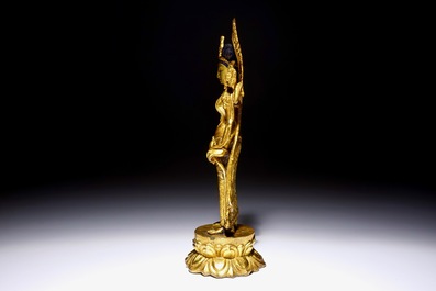 Une statuette de Tara debout sur socle en forme de lotus en bronze dor&eacute;, Chine, 19&egrave;me