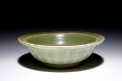 Een Chinese Longquan celadon schotel met &quot;Tweeling vissen&quot;, Song