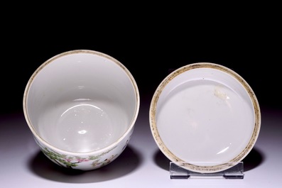 Une bo&icirc;te couverte &agrave; prise en forme de p&ecirc;che en porcelaine de Chine famille rose, marque et &eacute;poque de Guangxu