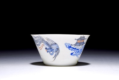 Une tasse &agrave; vin en porcelaine de Chine coquille d'oeuf &agrave; d&eacute;cor de &quot;Dragon et ph&eacute;nix&quot;, Yongzheng