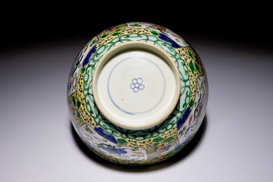 Un bol en porcelaine de Chine famille verte &agrave; d&eacute;cor de poissons et ph&eacute;nix, Kangxi
