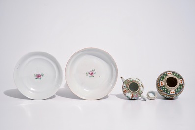 Een gevarieerd lot Chinees famille rose, verte en monochroom porselein, 19/20e eeuw