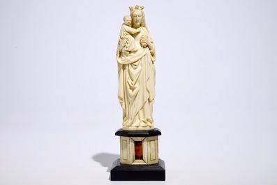 Un mod&egrave;le d'une Vierge &agrave; l'enfant en ivoire sculpt&eacute;, Dieppe, France, 19&egrave;me