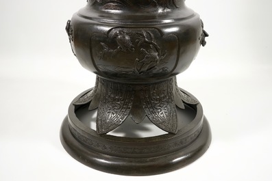 Een paar zeer grote Japanse verlichtingskolommen in brons, Meiji, 19e eeuw