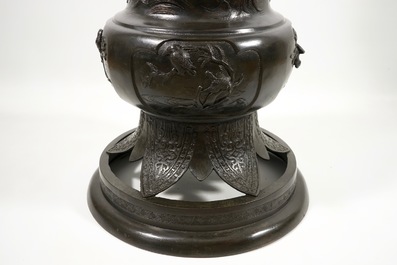 A pair of very tall Japanese bronze floor lamp columns, Meiji, 19th C.