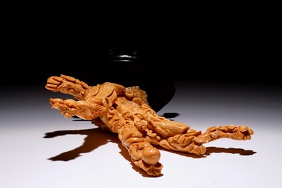 Un groupe en corail sculpt&eacute; figurant des immortels, Chine, 19/20&egrave;me